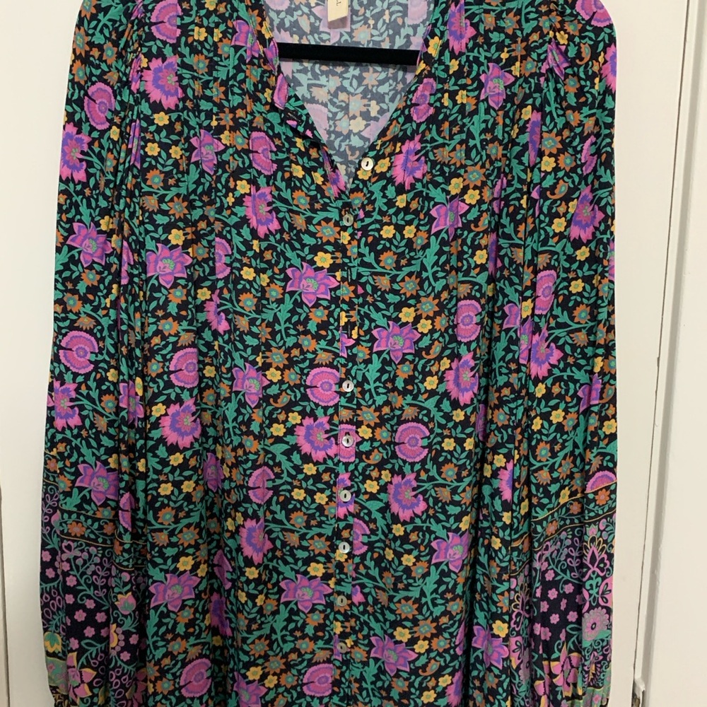 SOLD ELSEWHERE TY 💕 

Spell Village Blouse Size Medium